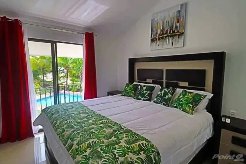 2-BD Unit with Pool, 2 Blocks from Beach - Image 1