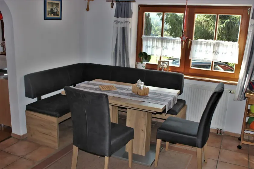 Ferienwohnung Erdgeschoss, 50 qm, 2-4 Pers., 1 Schlafzimmer, Wohnzimmer mit Ausziehcouch, Wohnküche, Bad/WC - Image 1