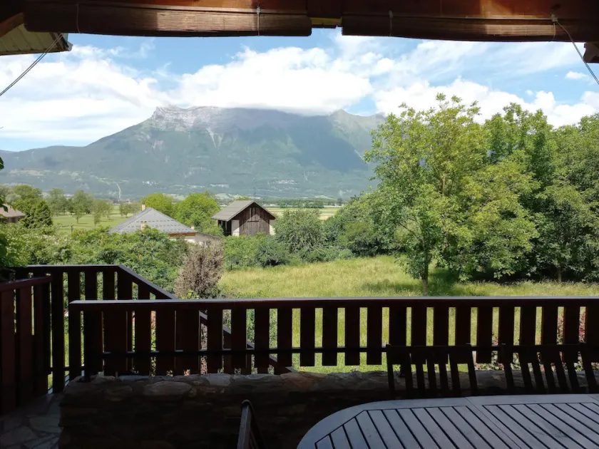 Maison avec  une grande terrasse vue sur la montagne - Image 1