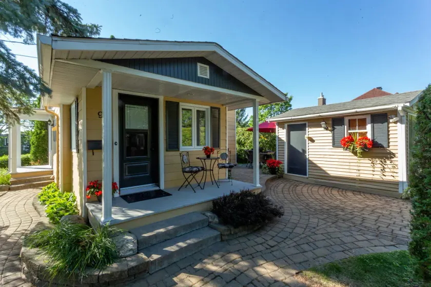 Cute & Cozy house next to Montreal with all the services & activities around. - Image 1