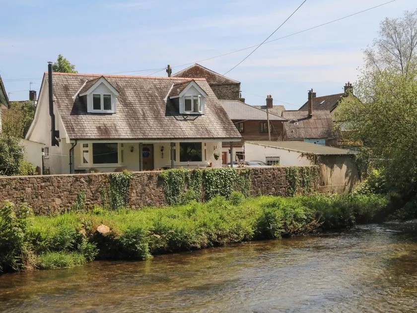 BARLESIDE, pet friendly, character holiday cottage in Dulverton - Image 1