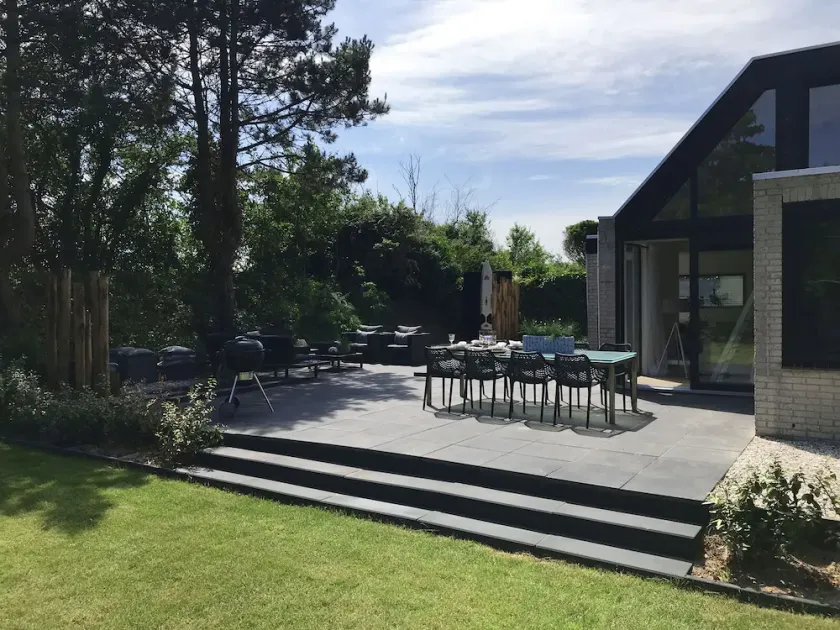 This completely renovated, tastefully decorated bungalow (non-smoking) is located within walking distance (1.5 km) of the Ouddorp beach. - Image 1