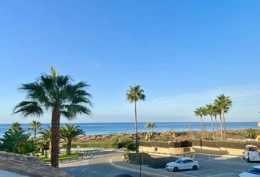 Fantastisk 5 soveværelser Beachfront rækkehus i Marbella bedste strand udsigt over havet - Image 1