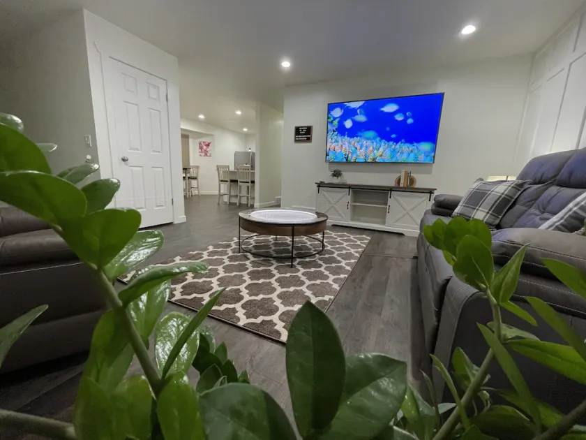 Quiet and modern 2 bed 1 bath apartment with changing sand table - Image 1