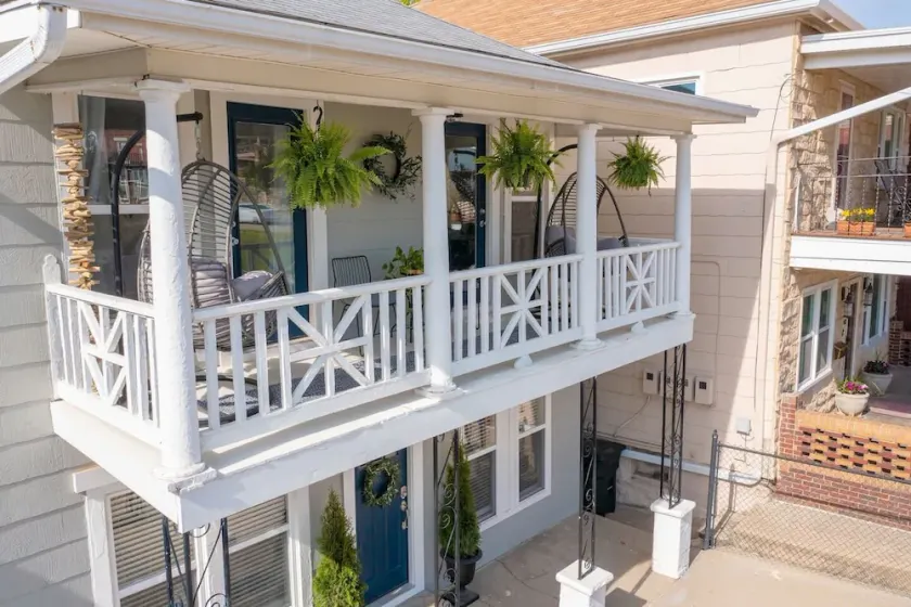 6 KING Beds + Walk to Streetcar + Balcony - Image 1