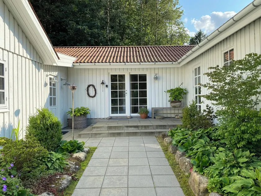 Idyllically situated wooden house by the forest - Image 1