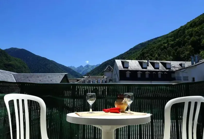 LUCHON APPARTEMENT POUR 4 PERS. PLEIN SUD - BALCONS - PARKING - Image 1