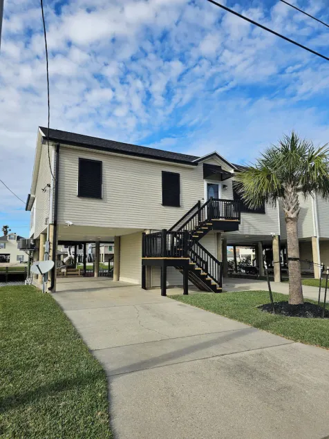 Raised waterfront property for some great fishing and entertaining   - Image 1