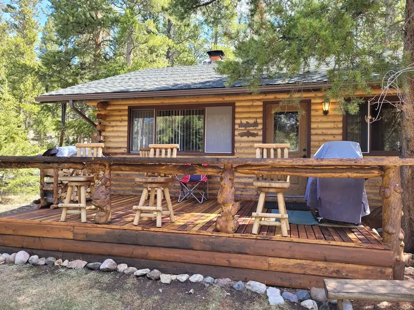Yellowstone Base Camp- Cabin located on the Chief Joseph Highway - Image 1