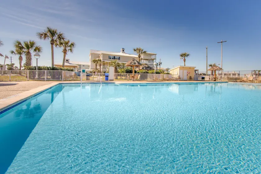 Walk to the Beach. Pool & Mini Golf - Image 1