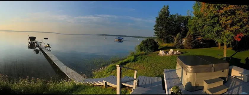 Relaxing cottage on Burt Lake - Image 1