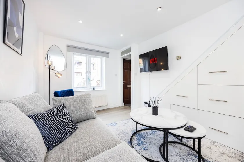 Stylish 2BR Home Near Canary Wharf with Garden & Free Parking - Image 1