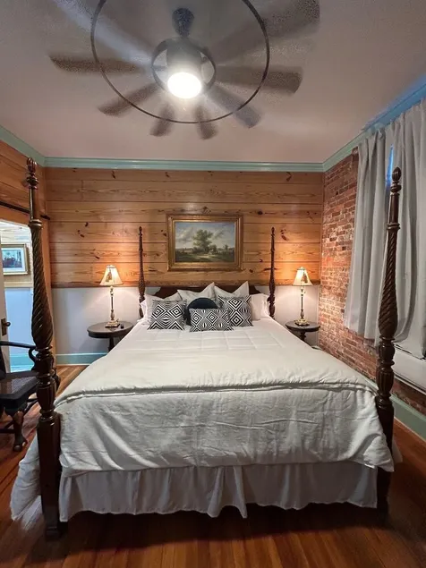 Chipley's Squareview Inn - Image 1