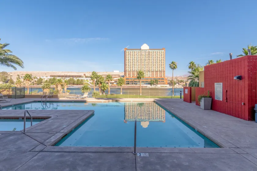 Riverfront Condo w/beach, boat launch, pool & spa - Image 1