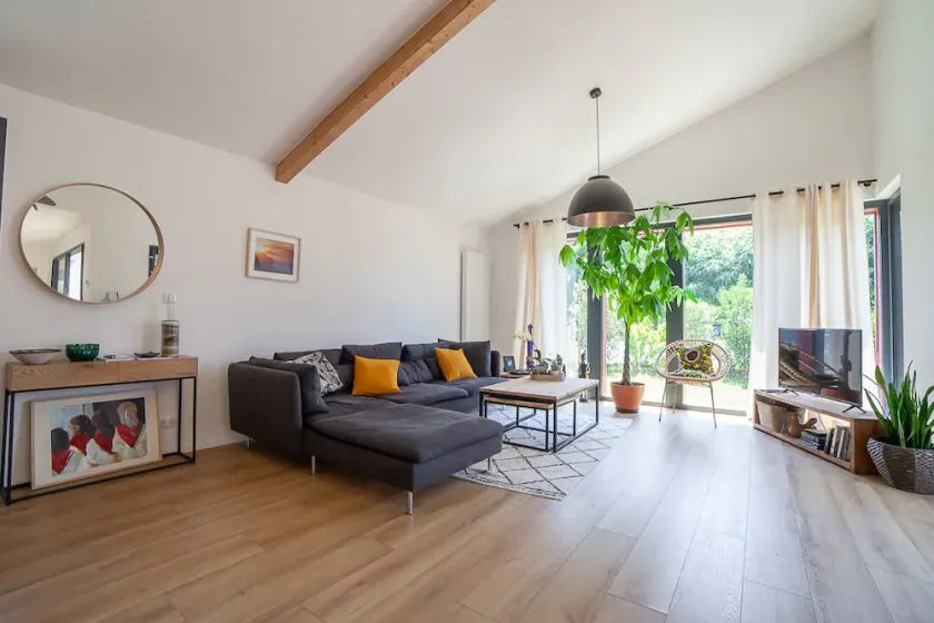 Magnifique Maison Neuve Avec Piscine et Parking Privé - Image 1