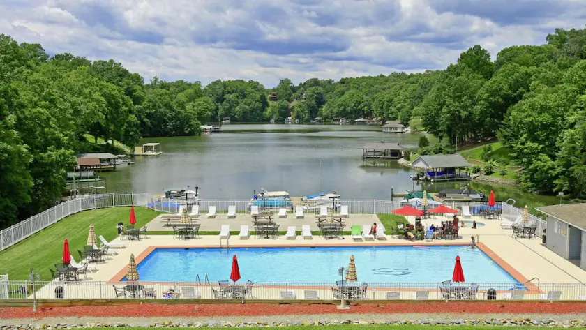 SPECIAL -Pristine Waterfront Penthouse Condo bei SML- Vor-Ort-Bootsbeleg erhältlich - Image 1