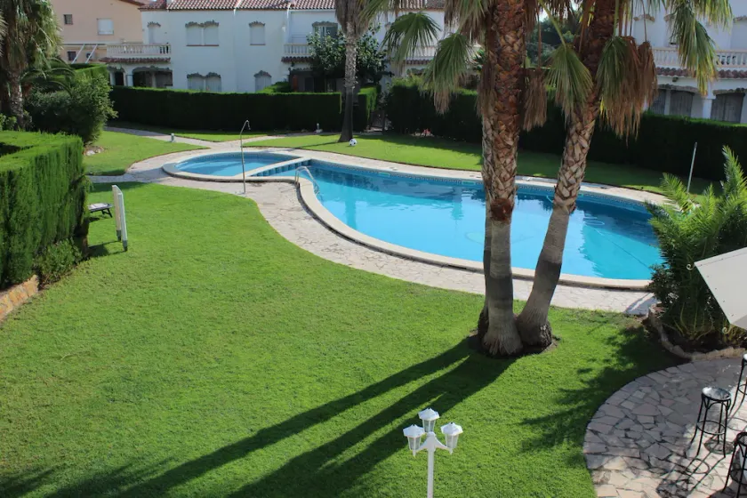 Family-friendly bungalow complex with a lot of green and a large pool - Image 1