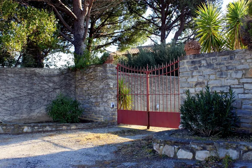 Villa for 10 people with swimming pool. - Image 1