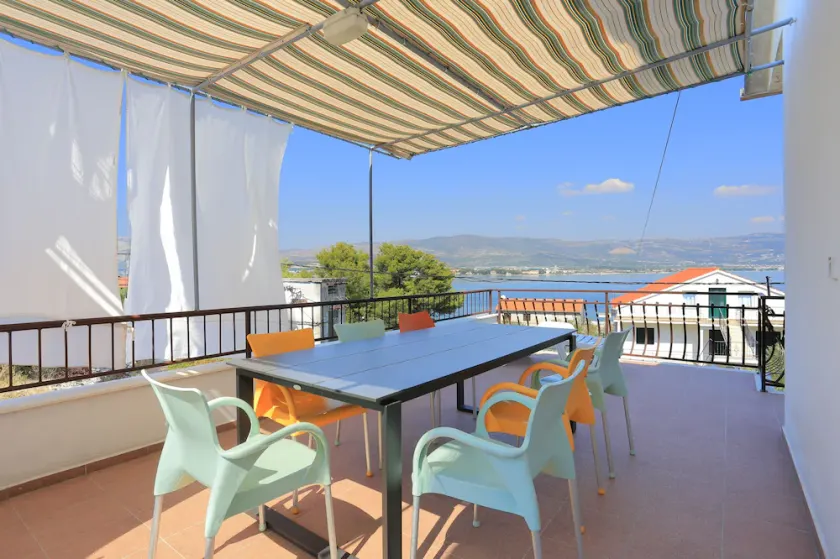 3-Zimmer-Ferienwohnung mit Terrasse und Meerblick Arbanija, Ciovo (A-1125-a) - Image 1