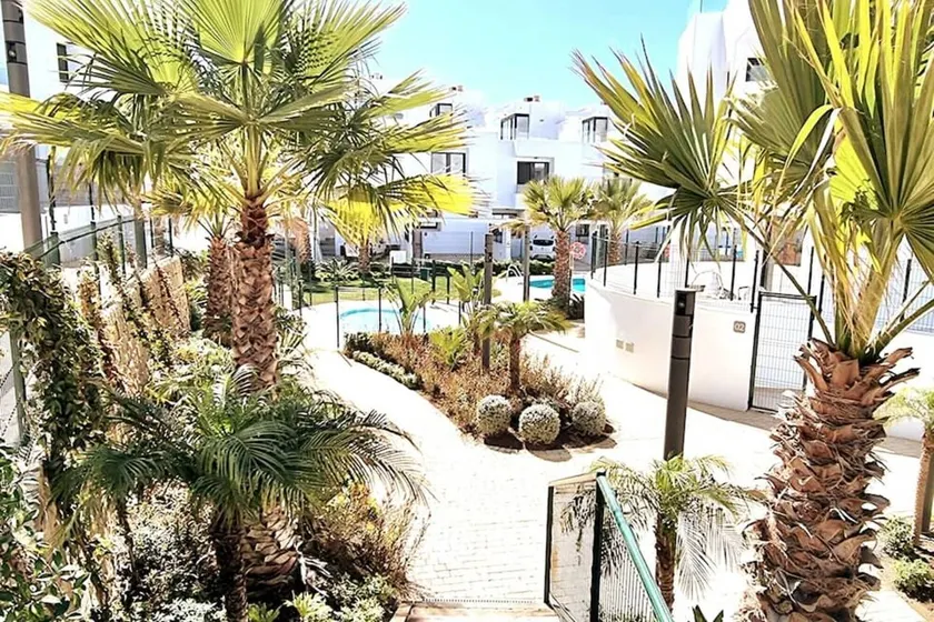 Ferienhaus 'Modernes Terrassenhaus nahe dem Strand' mit Meerblick, WLAN und Klimaanlage - Image 1