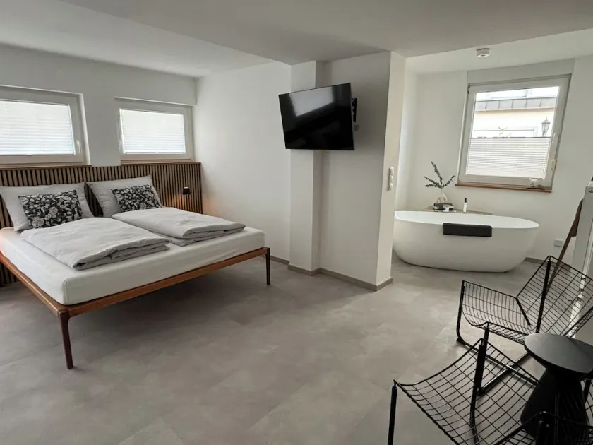 appartement de haute qualité, élégamment meublé, emplacement central à 10min du port - Image 1
