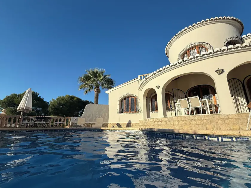 Superb villa with heated private pool - stunning sea and mountain views- Air con - Image 1