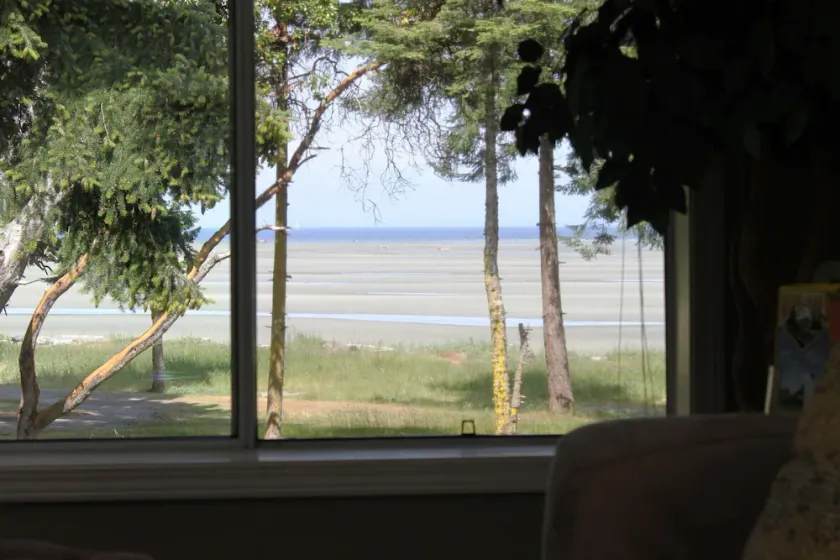 BEACHFRONT-Rathtrevor Deluxe 3 Schlafzimmer, 2 Bäder Wohnung. - Image 1
