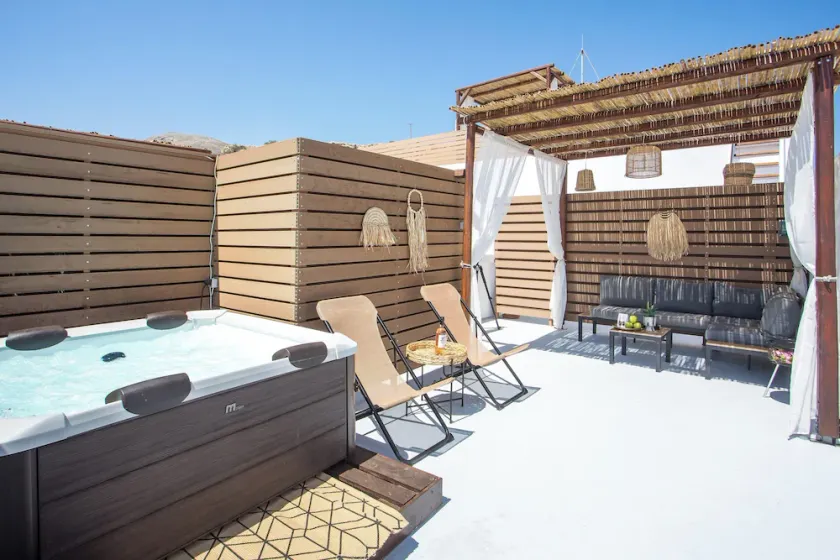 Bliss Luxury Suites - Wind - Image 1