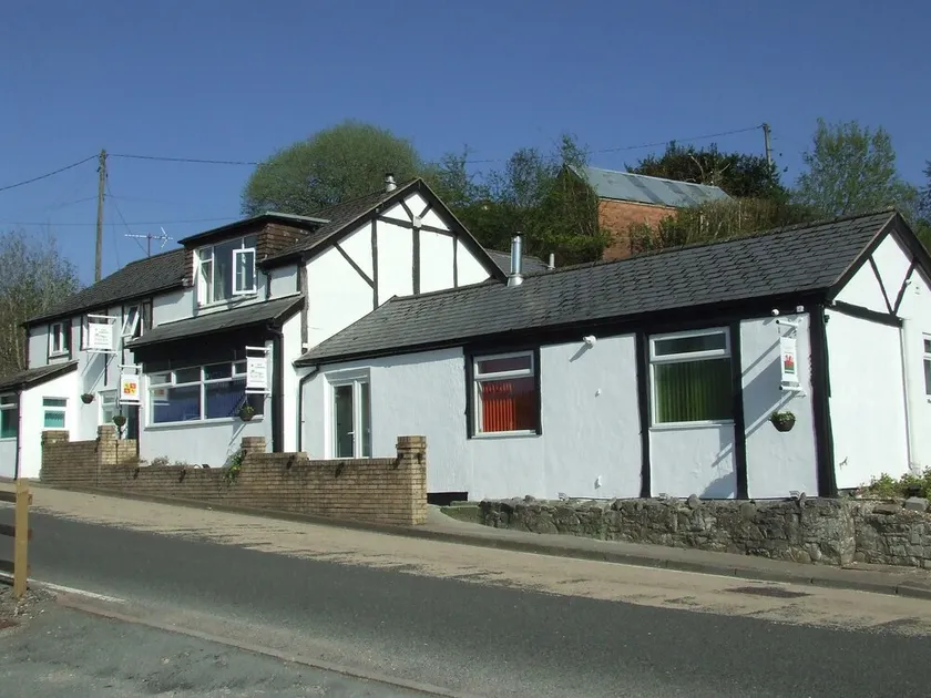Large Holiday Let Suitable for Families, Groups. Sleeps up to TEN. Games room. - Image 1
