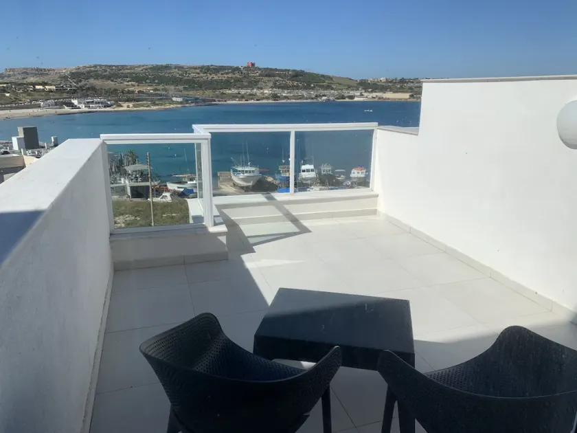 Moderne NOUVEAU 2 chambres avec vue sur mer imprenable sur la baie de Mellieha à 50 mètres de la plage - Image 1
