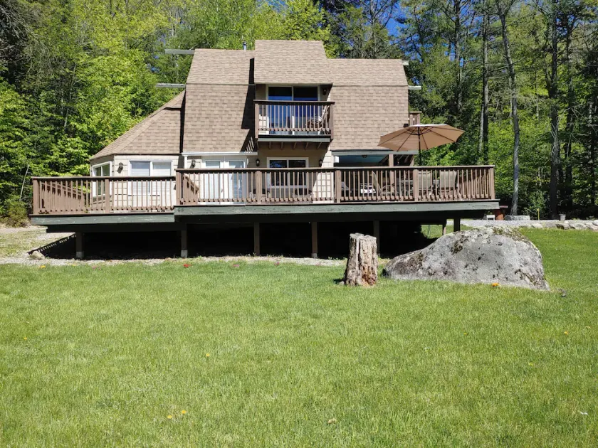 Sunny, cheerful, 3 bedroom family cottage on Sebago Cove. Sleeps 8! - Image 1