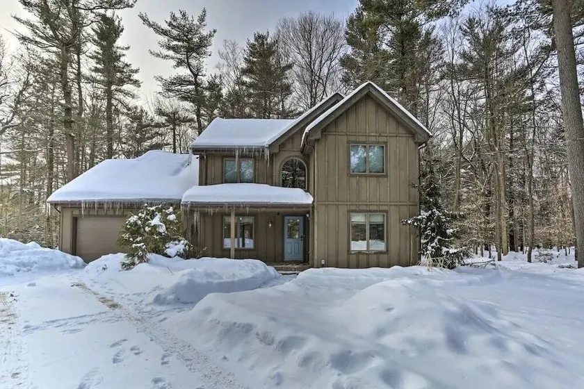 Pocono Mountains Lake Naomi renovated luxury design house  need to be 30 to rent - Image 1