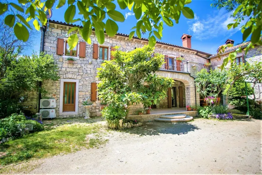 Beautiful and spacious stone house with private terrace, near town Tinjan - Image 1