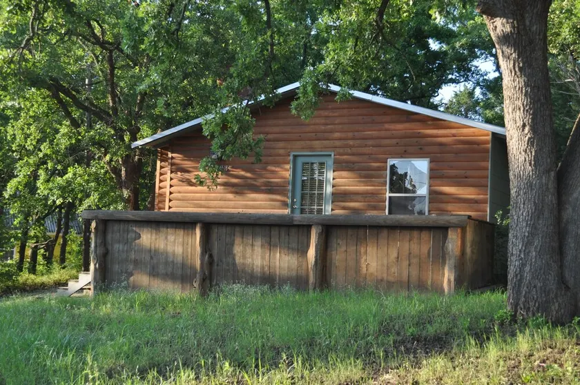 Catfish Cabin- cozy cabin near water in Texoma! Sleeps 4+ - Image 1