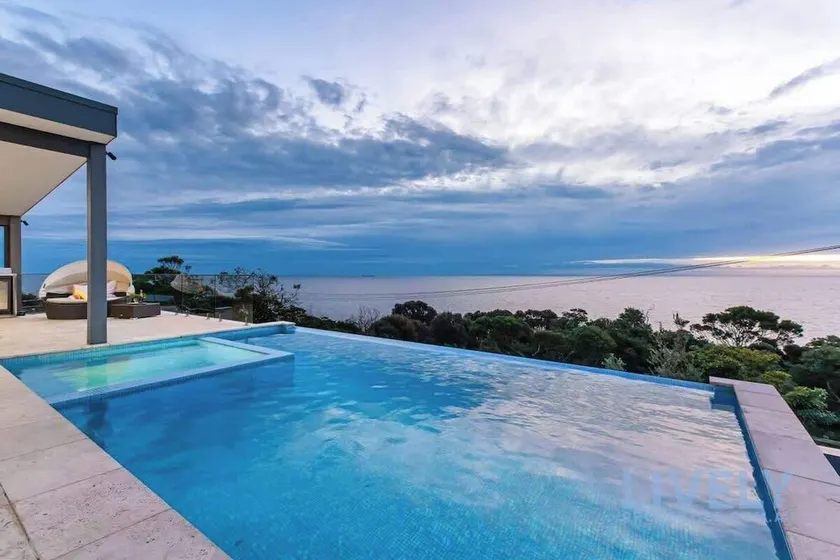 The Ocean s Edge Luxury Entertainer With Views - Image 1