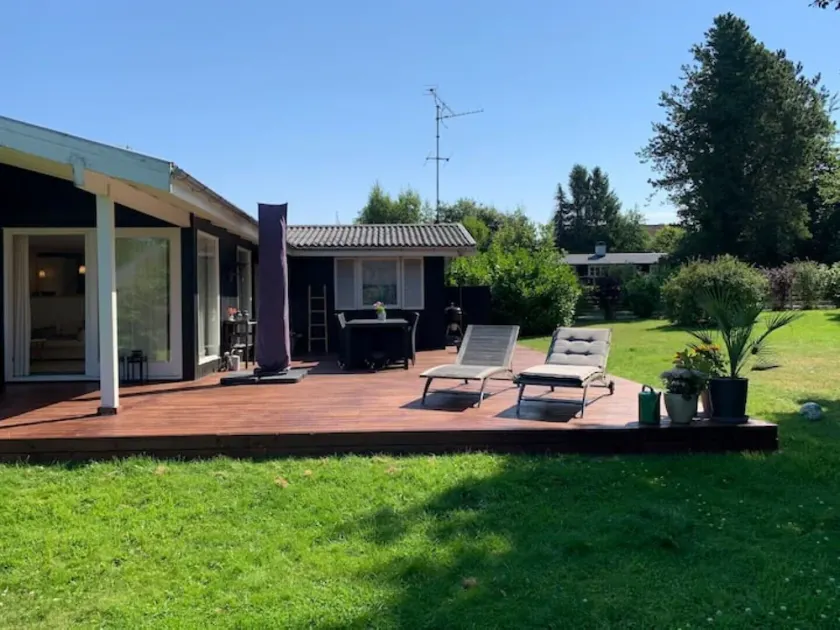 A pearl of a summer house close to both beach and city - Image 1
