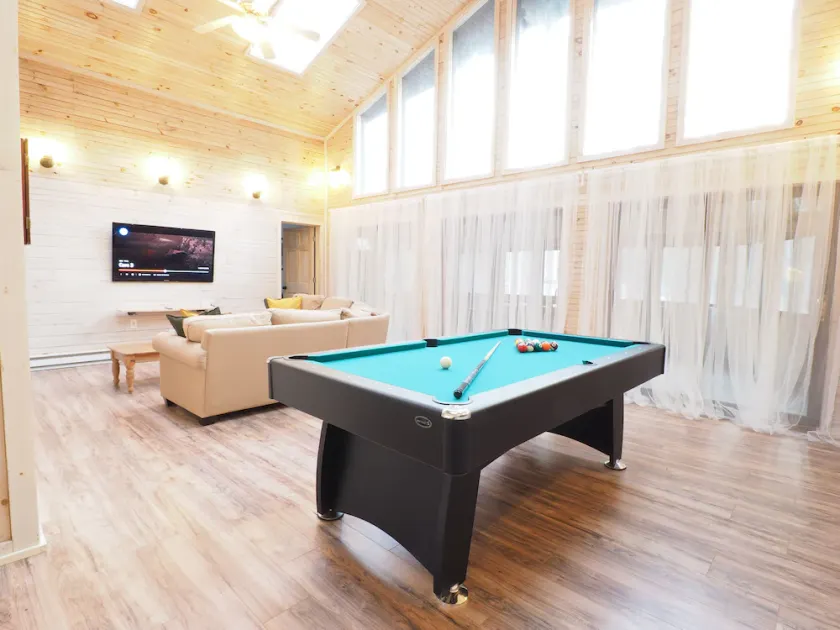 Beautiful Large Chalet close to all Pocono Attractions - Image 1