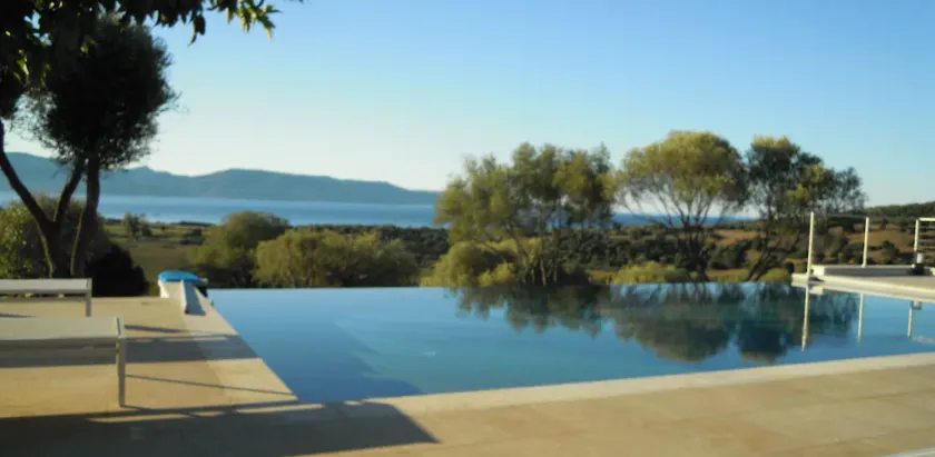 Villa récente  climatisée avec piscine à débordement dans propriété de 10 ha - Image 1