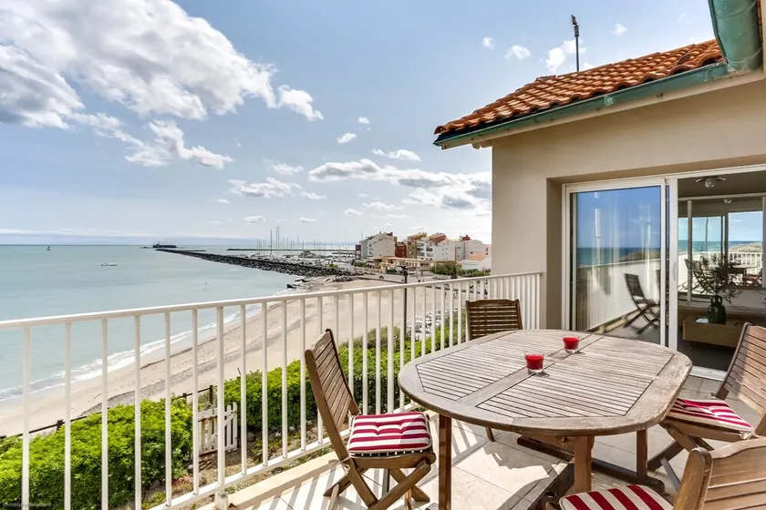 Large villa on front line beach with superb view , large enclosed garden - Image 1