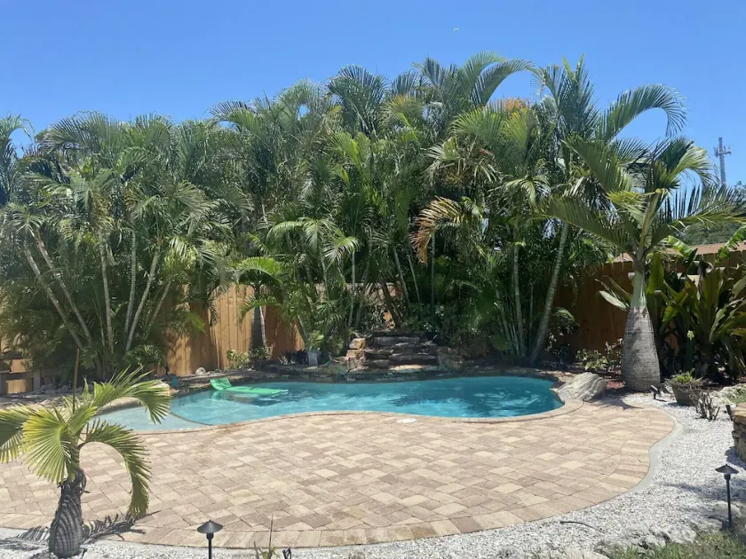 Tropical Oasis Pool Home 1 mile from Casey Key Beach - Image 1