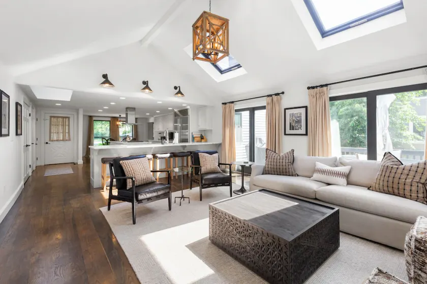 Elegant Downtown Retreat 5 Bedrooms & First Floor Primary Suite - Image 1