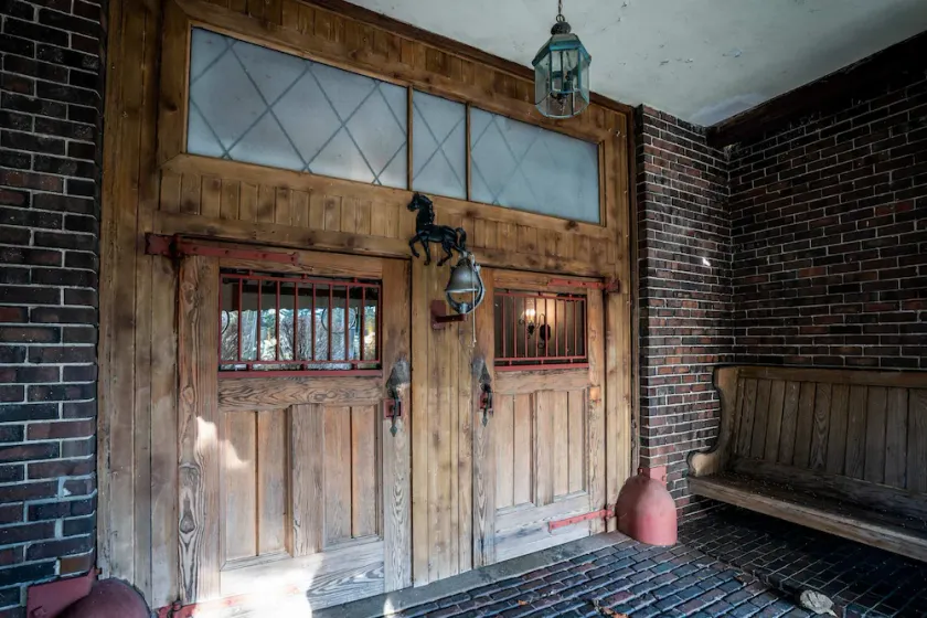 The Hideaway at Hayloft Lodge Chic & Unique Stay - Image 1