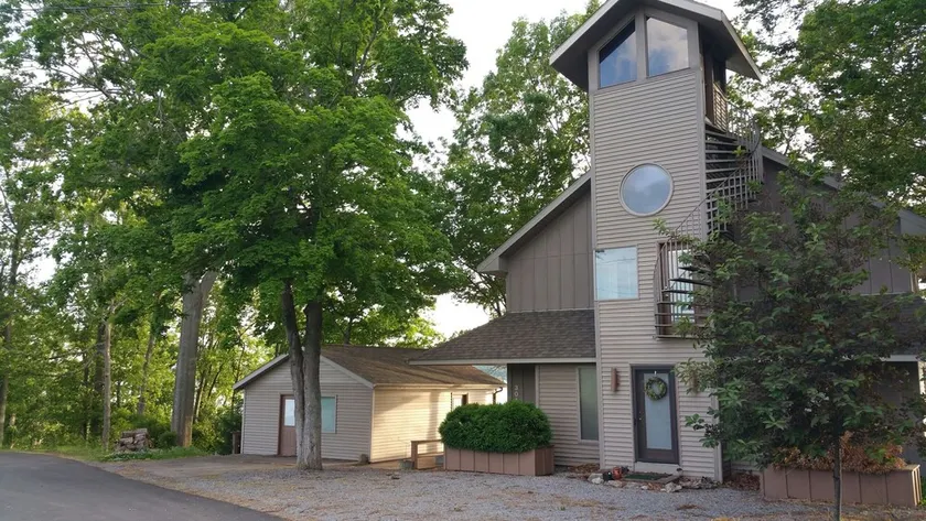 (301) Stunning view, LBL nearby, quiet street, dock access, on site boat rental - Image 1