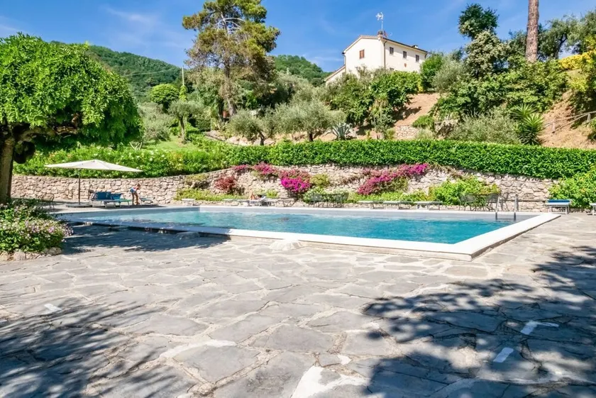 Comfortable and spacious 70 m2 apartment with swimming pool that can accommodate up to 4 people located on the ground floor of a residence. The property is located in Solaro di Lerici about 9 minutes by car from the Baia Blu beach and about 6 from the ce - Image 1
