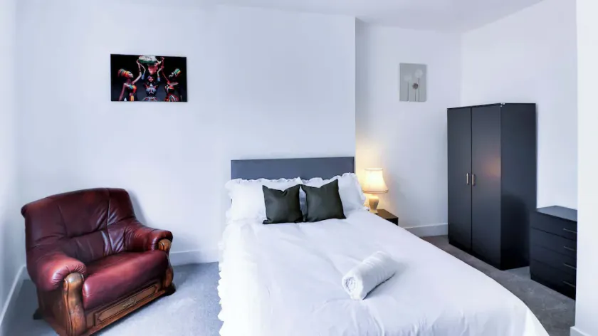 Spacious 4-Bed Home in Redcar by MCPI Hosting Perfect for Contractors & Groups - Image 1