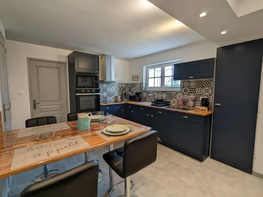 Acogedor gîte con jardín privado, cerca del castillo y chocolaterías, ideal para familias. - Image 1