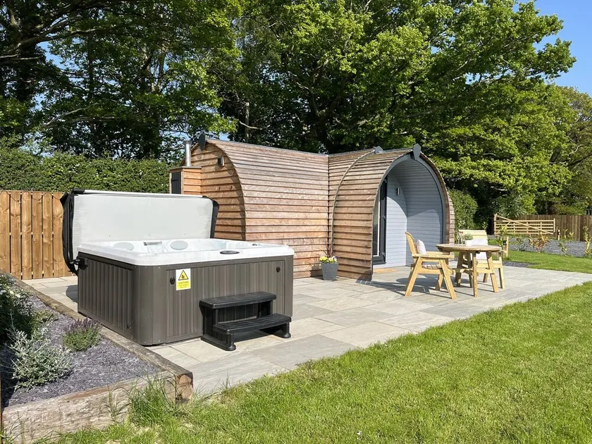 YR ONNEN, romantic, with hot tub in Ruthin - Image 1