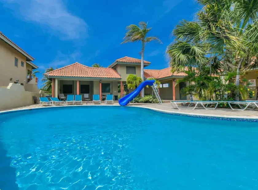Your Palm Beach Getaway: Walk to Beach & Hotels - Image 1
