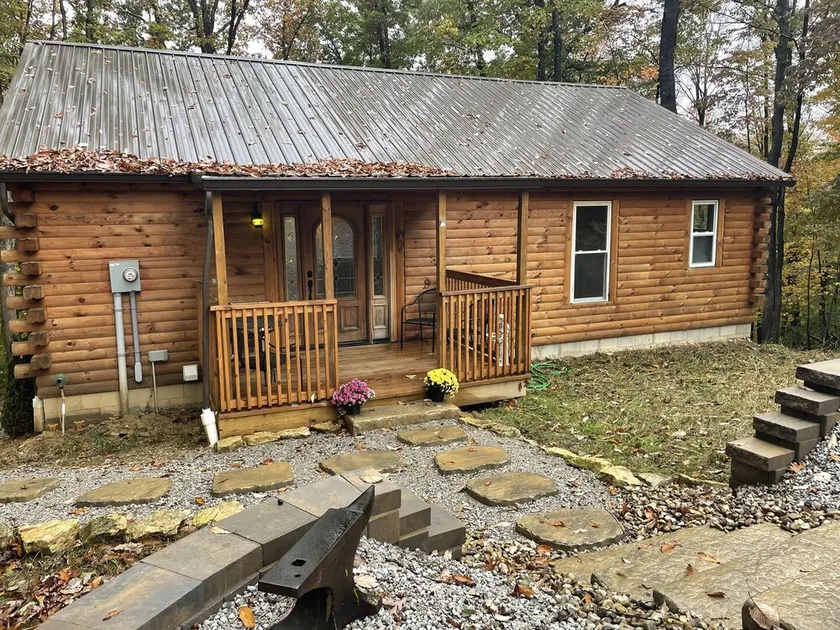 Unique Cavalier Log Cabin nestled in the forest, 15 mins to Hocking Hills - Image 1