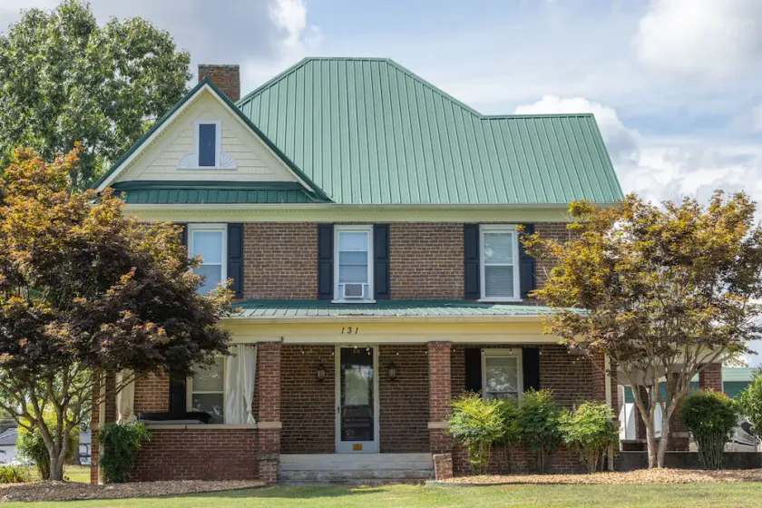 Historic 4 bedroom house with hot tub-great location - Image 1